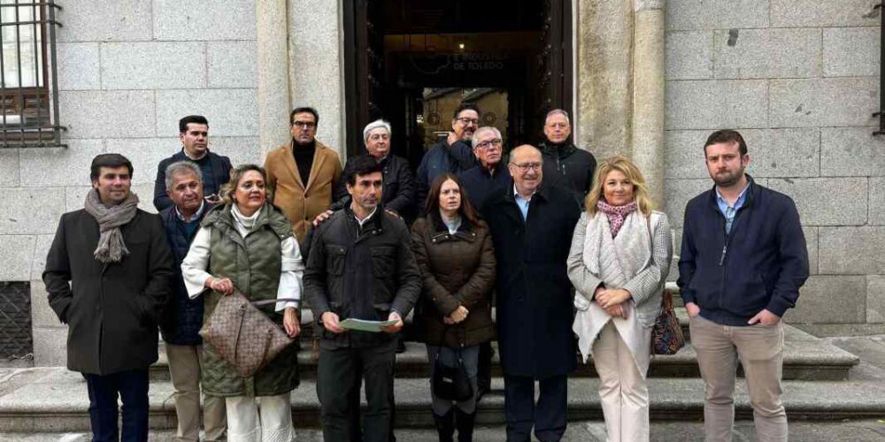 Los alcaldes y ediles del PP, ante la Delegación del Gobierno en CLM.