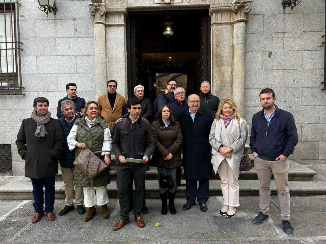 Los alcaldes y ediles del PP, ante la Delegación del Gobierno en CLM.