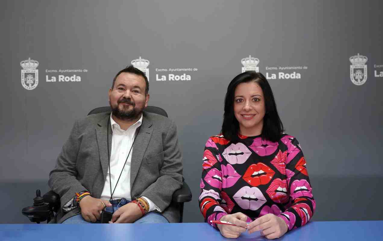 El alcalde de La Roda, Juan Ramón Amores, y la concejala de Servicios Sociales, Eva Perea.