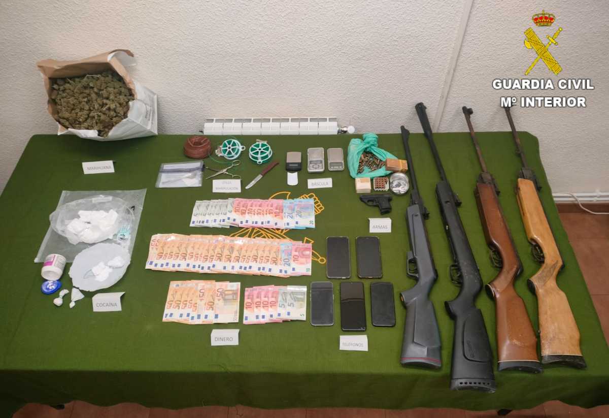 Imagen de las armas y las drogas incautadas en dos pueblos de la Manchuela conquense.