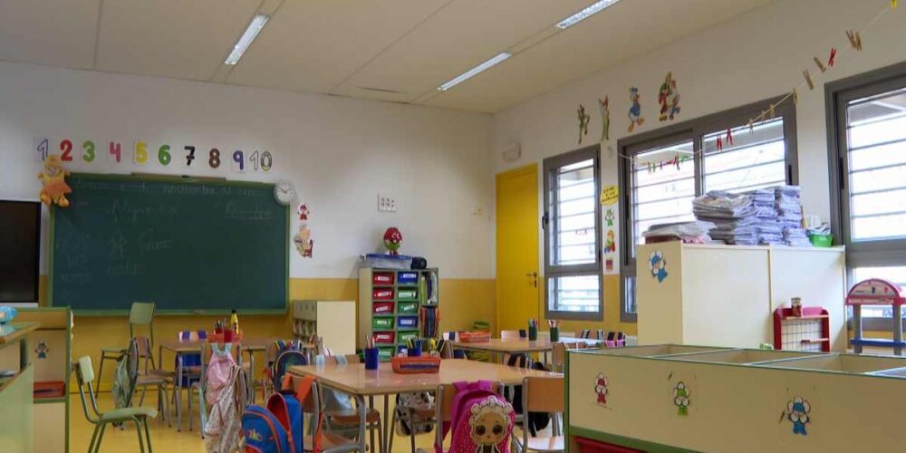 Foto de archivo de un aula del colegio 'Hermenegildo Moreno' de Villanueva de la Jara. - EUROPA PRESS.