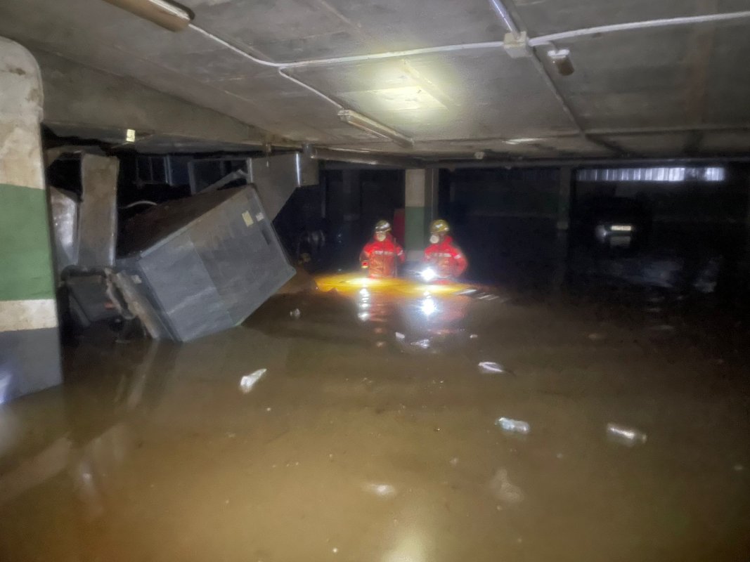 Bomberos del Ayuntamiento de Cuenca, trabajando en elparking de Sedaví.