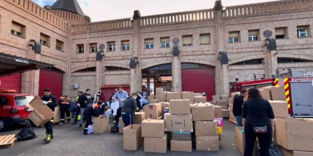 Imagen de la recogida de material en el parque de Bomberos de Toledo.