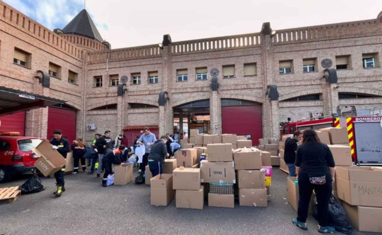 Imagen de la recogida de material en el parque de Bomberos de Toledo.