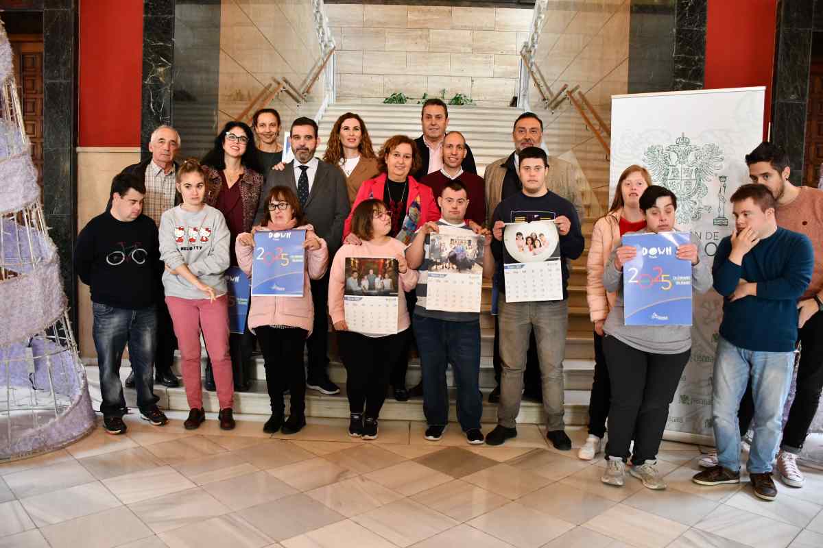 Foto de familia en la presentación del calandario solidario de Down Toledo.