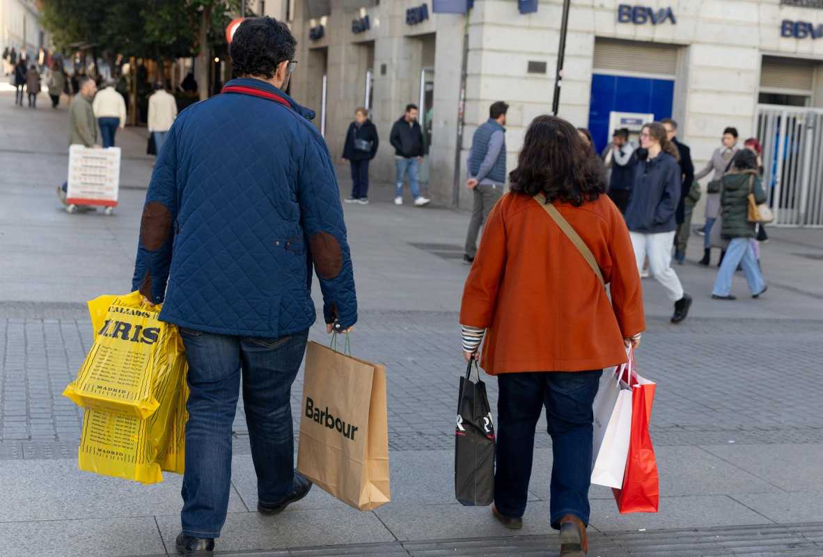 Dos personas pasean con sus compras por las calles. Foto: EP.