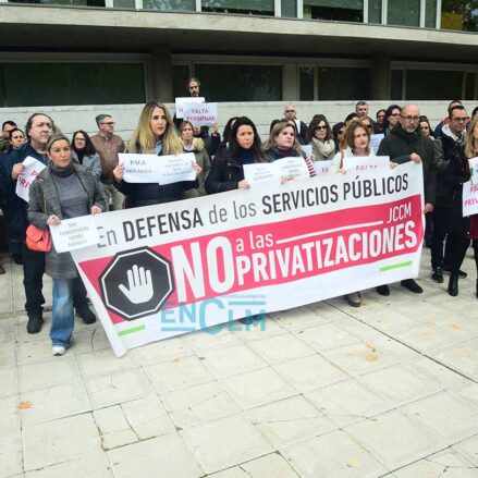 Un detalle de la concentración de los sindicatos ante la Delegación de Bienestar Social en Toledo. Foto: Rebeca Arango.