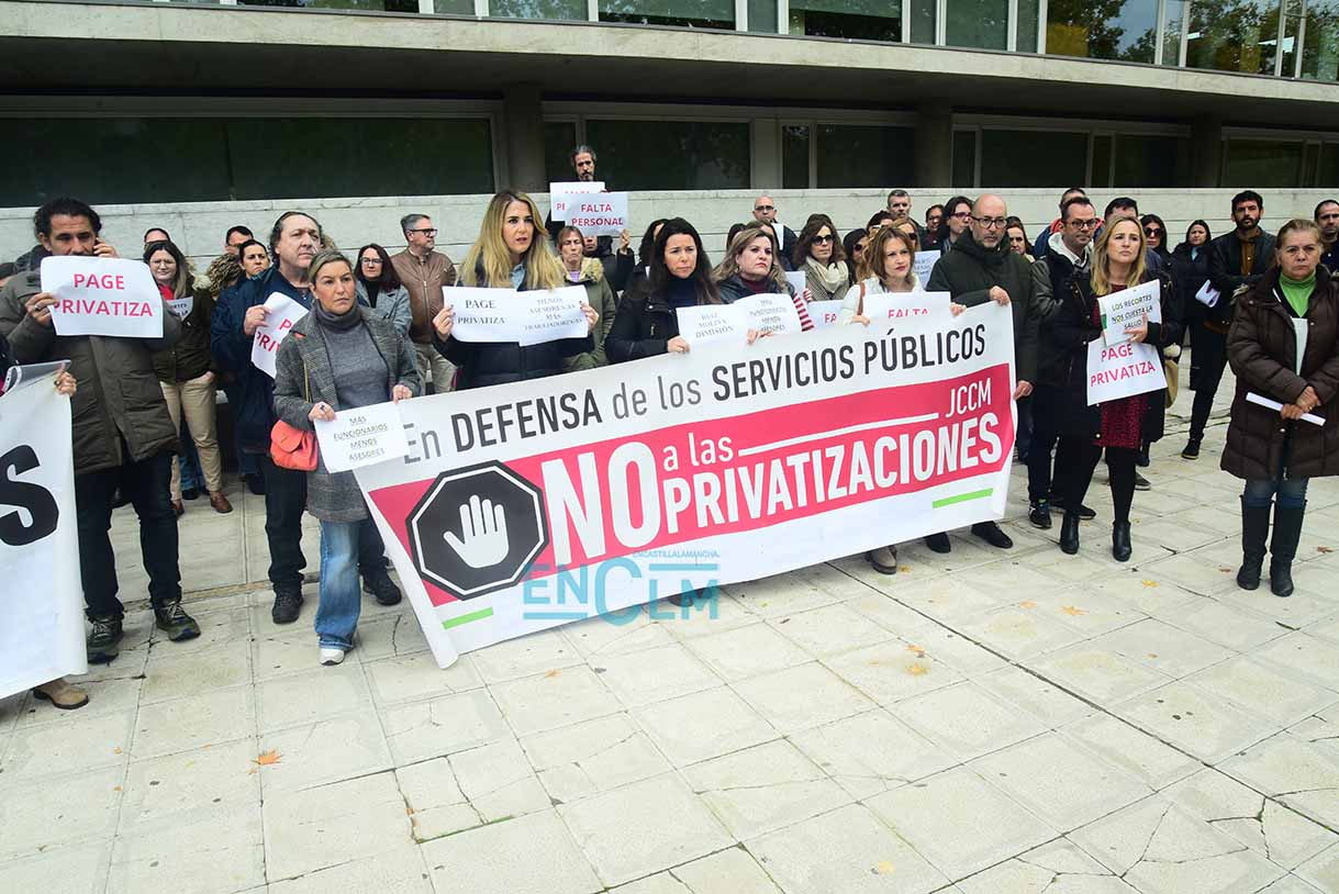 Un detalle de la concentración de los sindicatos ante la Delegación de Bienestar Social en Toledo. Foto: Rebeca Arango.