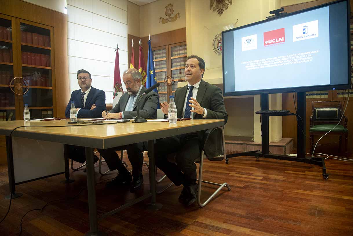 El rector de la UCLM, Julián Garde; el consejero de Educación, Cultura y Deportes, Amador Pastor; y el alcalde de Toledo, Carlos Velázquez; presentan el acuerdo para la recuperación del campo de fútbol Carlos III. Foto: