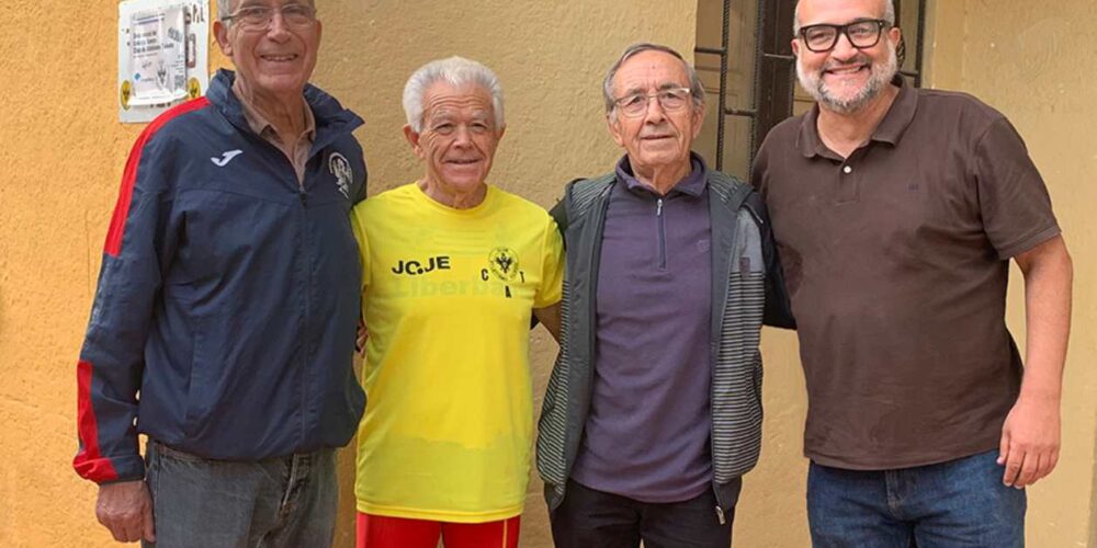 Juan López, junto al presidente del CAT, Julián Martín (izquierda), y los directivos Epifanio Gutiérrez (segundo por la derecha) y Alfonso Martín.