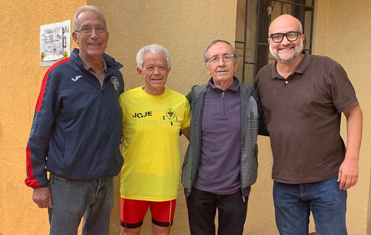 Juan López, junto al presidente del CAT, Julián Martín (izquierda), y los directivos Epifanio Gutiérrez (segundo por la derecha) y Alfonso Martín.