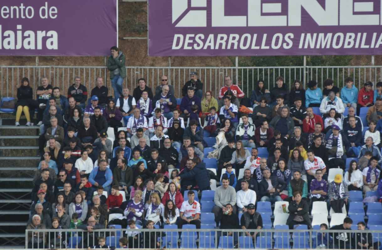 Afición viendo el partido entre el Deportivo Guadalajara y el Rayo Majadahonda. Foto: Deportivo Guadalajara.