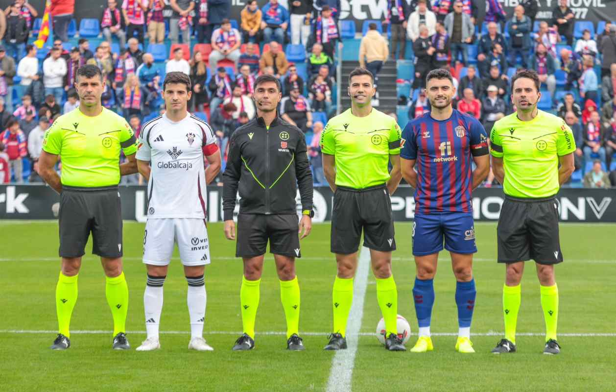 Unos instantes antes de empezar el partido entre el Eldense y el Alba. Foto: CD Eldense.