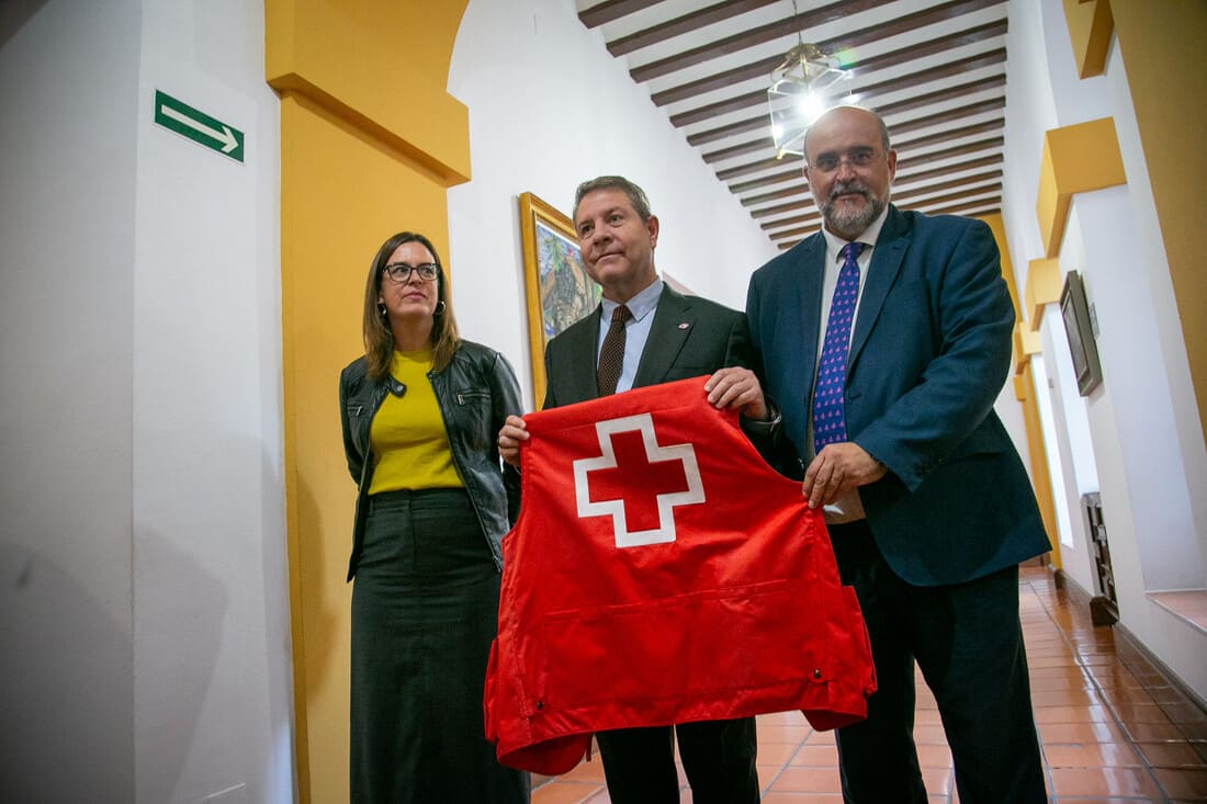 Emiliano García-Page defiende la labor de Cruz roja frente a los bulos de Vox.