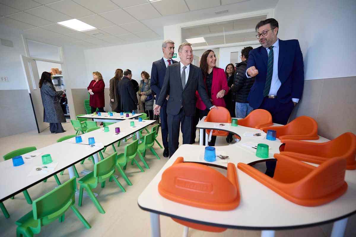 El presidente de Castilla-La Mancha, Emiliano García-Page, durante la inauguración de la Escuela Infantil 'El jardín de los Infantes', este jueves en Escalona (Toledo). EFE/Manu Reino