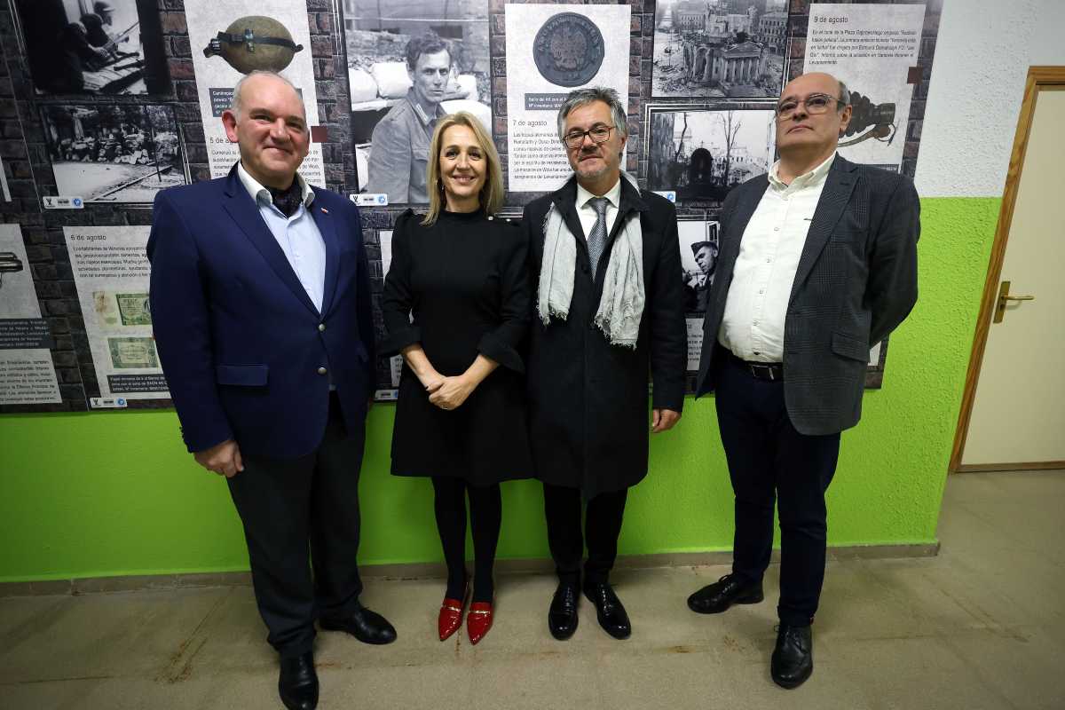 Autoridades asistentes a la inauguración de la exposición sobre el levantamiento de Varsovia.