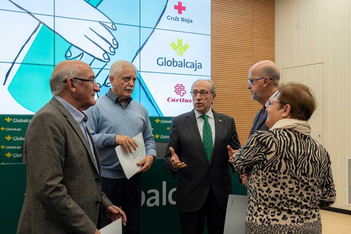 Mariano León, presidente de Globalcaja, junto con representantes de Cáritas y Cruz Roja.