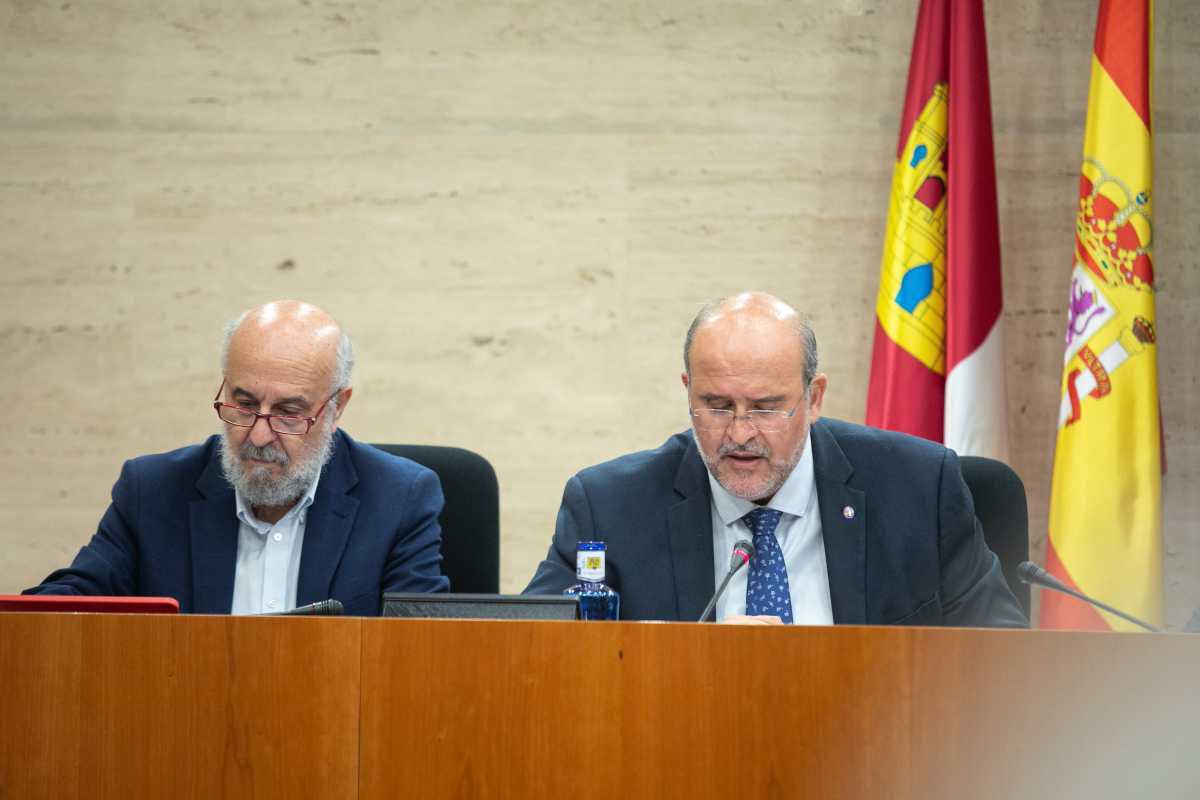 El vicepresidente segundo de la Junta, José Luis Martínez Guijarro, junto con el secretario general de Presidencia, Rafael Perezagua.