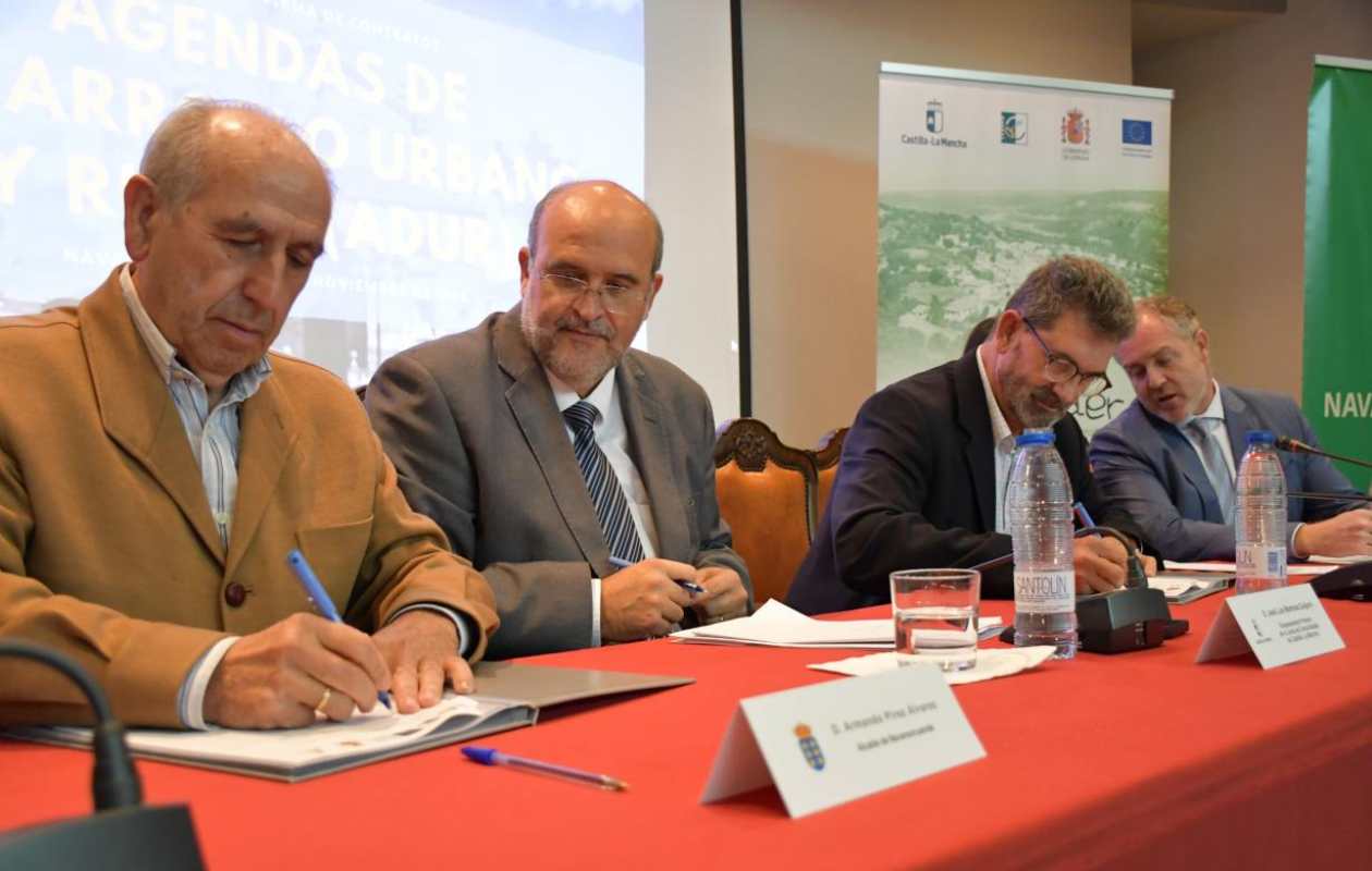 José Luis Martínez Guijarro, durante la firma de los contratos para la elaboración de las cinco Agendas (piloto) de Desarrollo Urbano y Rural.