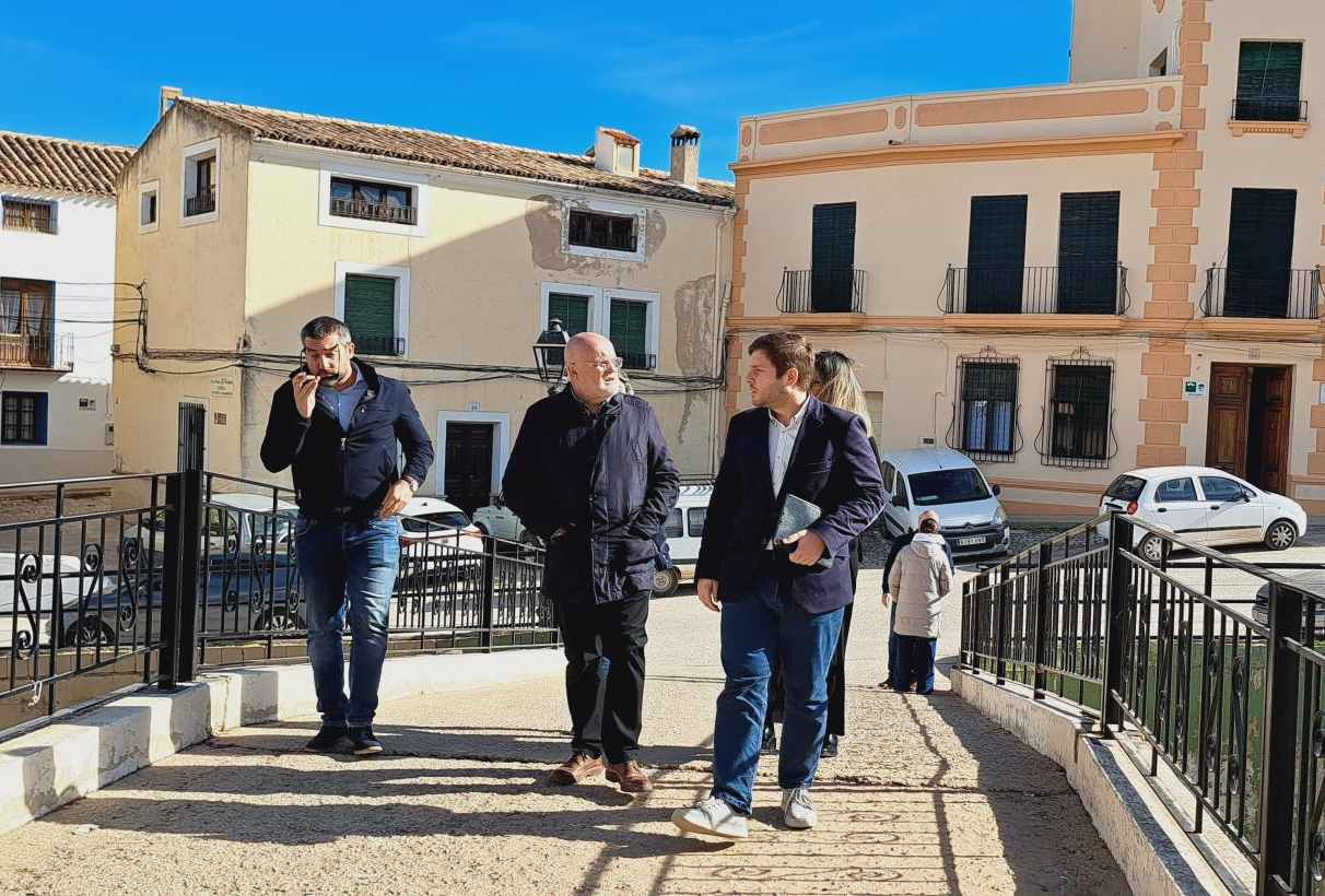 El consejero de Fomento, Nacho Hernando, en una visita a Letur.