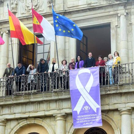 Balconada del Ayuntamiento un lazo blanco con motivo del 25N. Foto: Rebeca Arango.