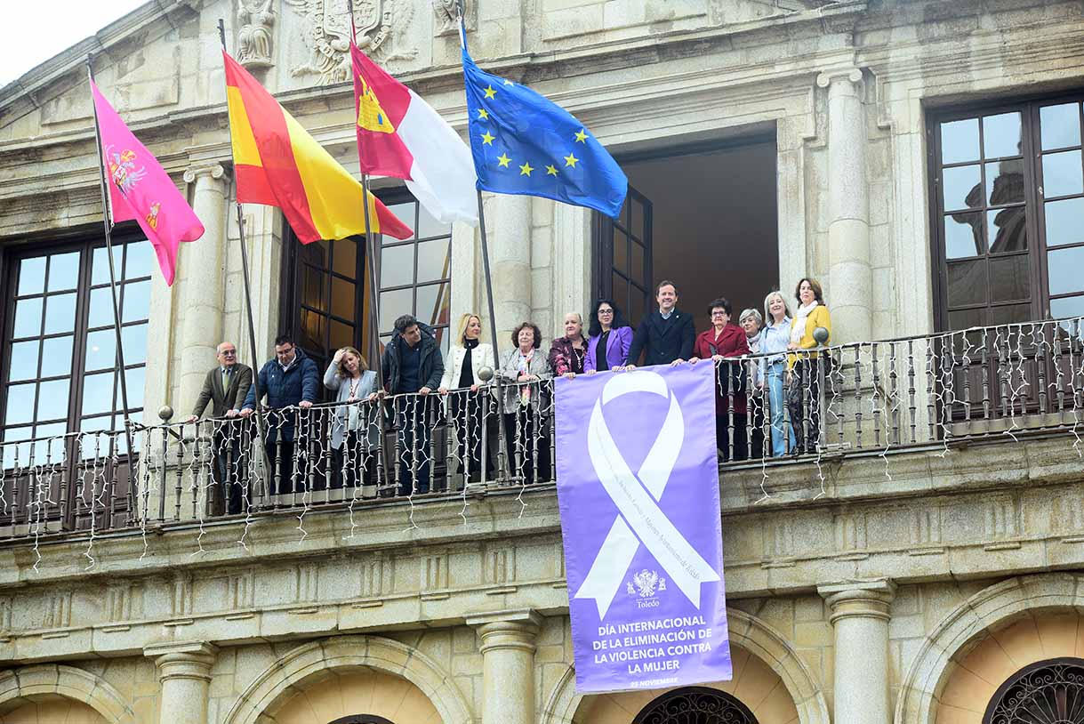 Balconada del Ayuntamiento un lazo blanco con motivo del 25N. Foto: Rebeca Arango.