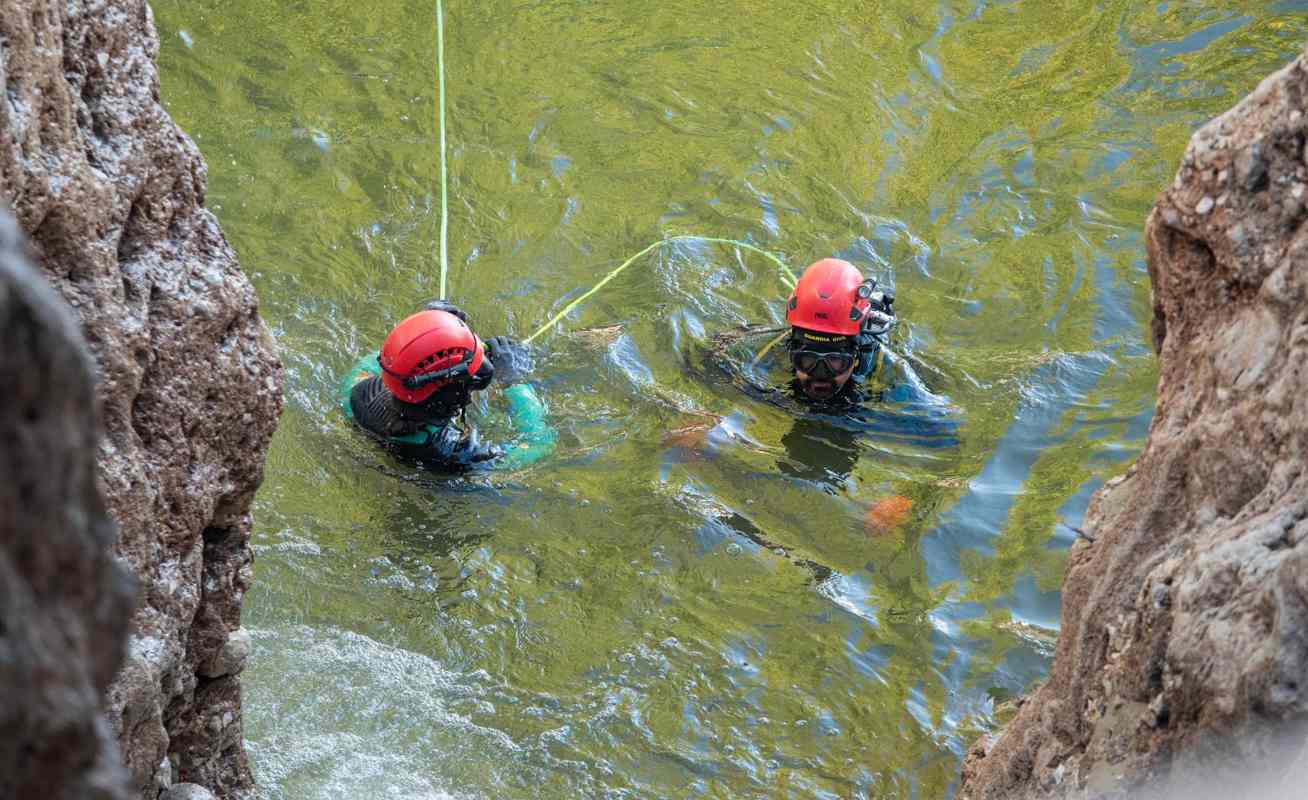 Dos guardias civiles del GEAS trabajan en la búsqueda de desaparecidos en una zona afectada por la DANA, a 31 de octubre de 2024, en Letur. - Víctor Fernández - Europa Press