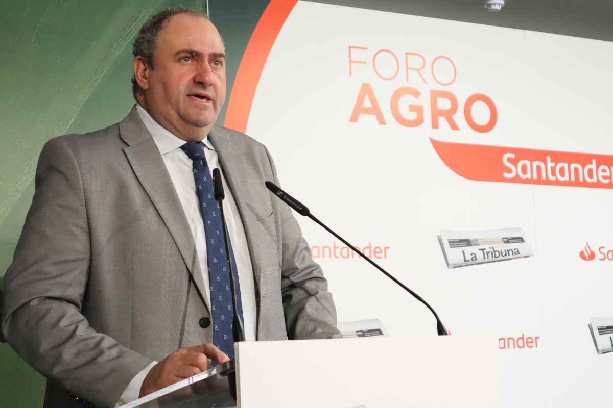 El consejero de Agricultura, Ganadería y Desarrollo Rural de Castilla-La Mancha, Julián Martínez Lizán.