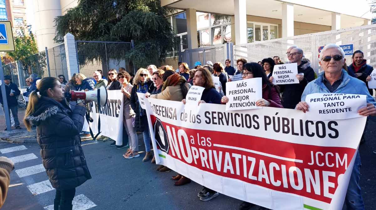 La plantilla de la residencia de mayores 'Virgen del Prado' de Talavera se moviliza para exigir más personal y la cobertura de todas las plazas. Foto: CCOO