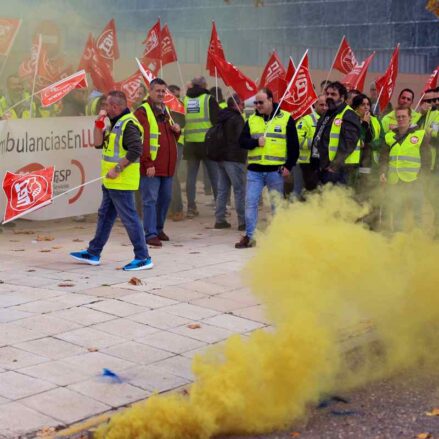 Representantes de CCOO, UGT y USO participan este juves en la concentración por el bloqueo del convenio colectivo en el transporte sanitario en la sede del Sescam en Toledo. EFE/ Ismael Herrero