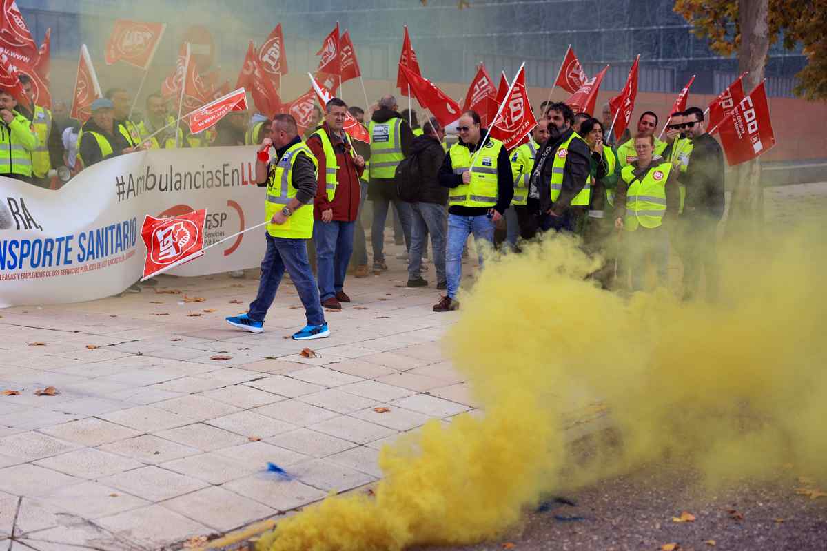 Representantes de CCOO, UGT y USO participan este juves en la concentración por el bloqueo del convenio colectivo en el transporte sanitario en la sede del Sescam en Toledo. EFE/ Ismael Herrero