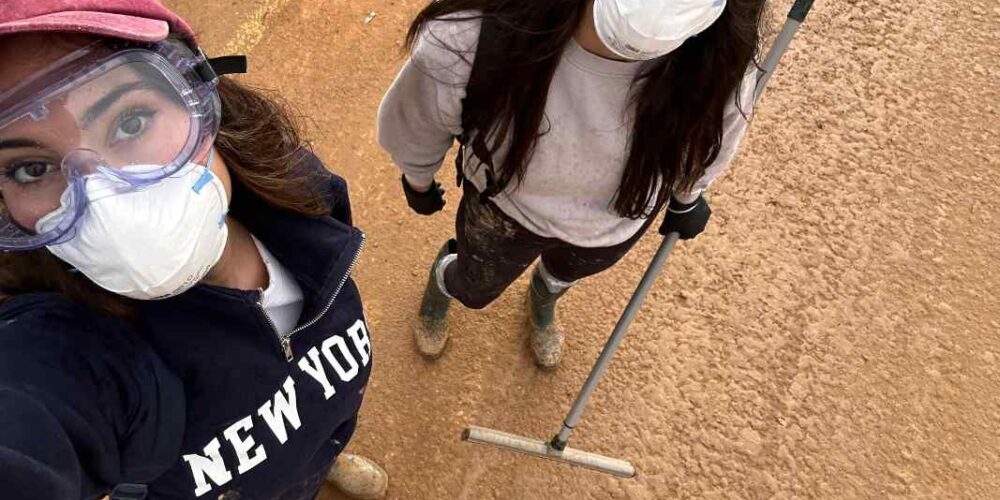 Marta Sánchez (derecha) e Inés Luján, ayudando en Paiporta.