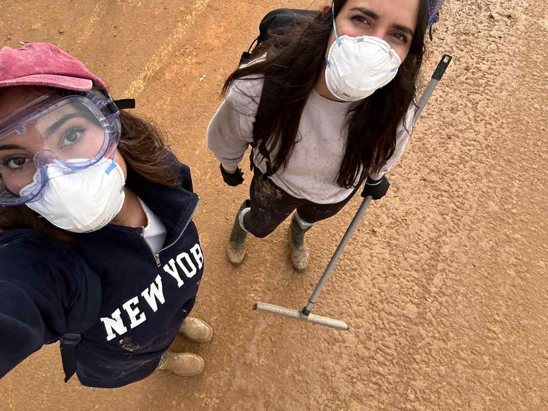 Marta Sánchez (derecha) e Inés Luján, ayudando en Paiporta.