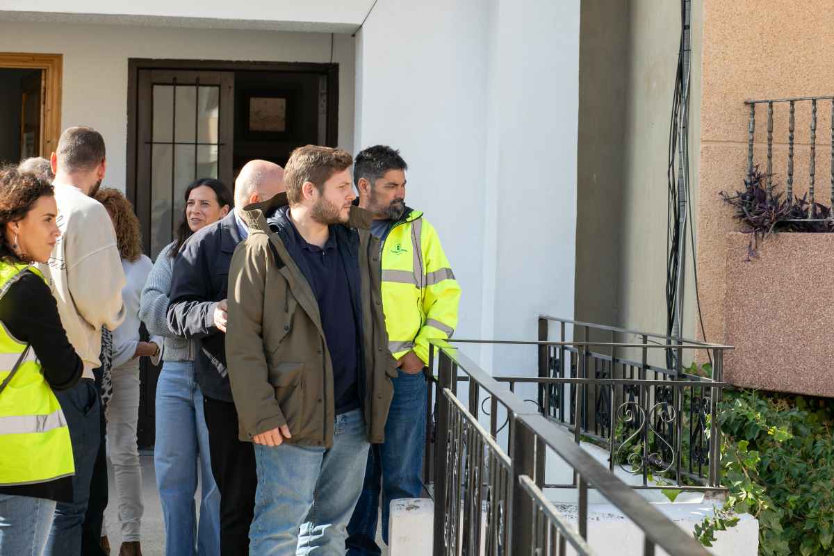 El consejero de Fomento, Nacho Hernando, en una visita a Letur.