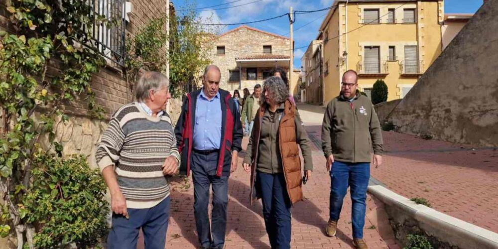 Mercedes Gómez, consejera de Desarrollo Sostenible visita Villel de Mesa en Guadalajara