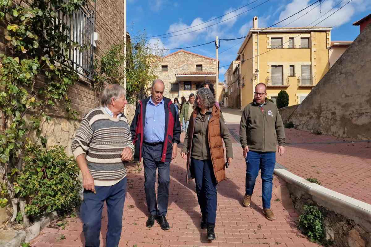 Mercedes Gómez, consejera de Desarrollo Sostenible visita Villel de Mesa en Guadalajara