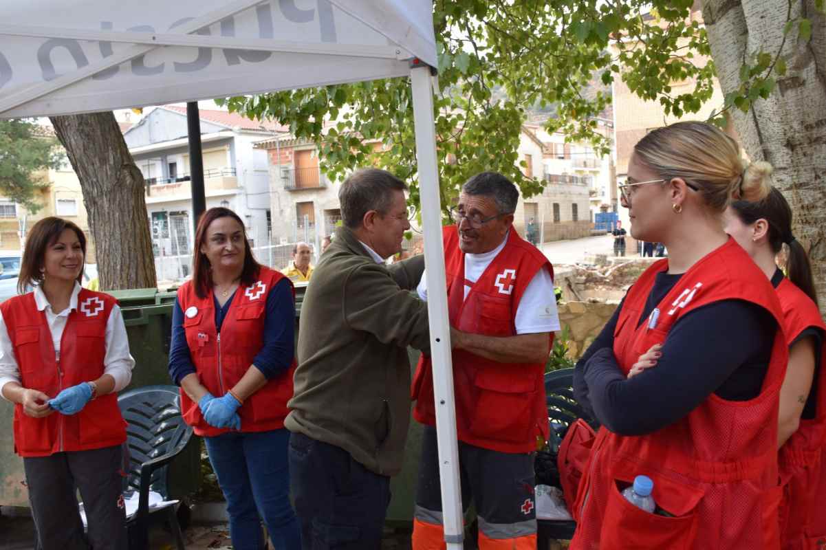 Emiliano García-Page junto con miembros de Cruz Roja en Cuenca.