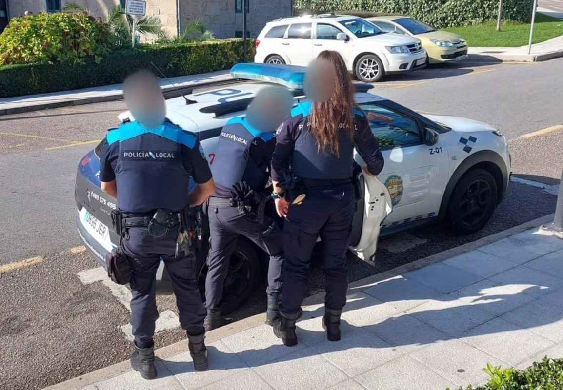 Momento en el que detienen al vecino de Toledo. Foto: Policía Local de Poio.