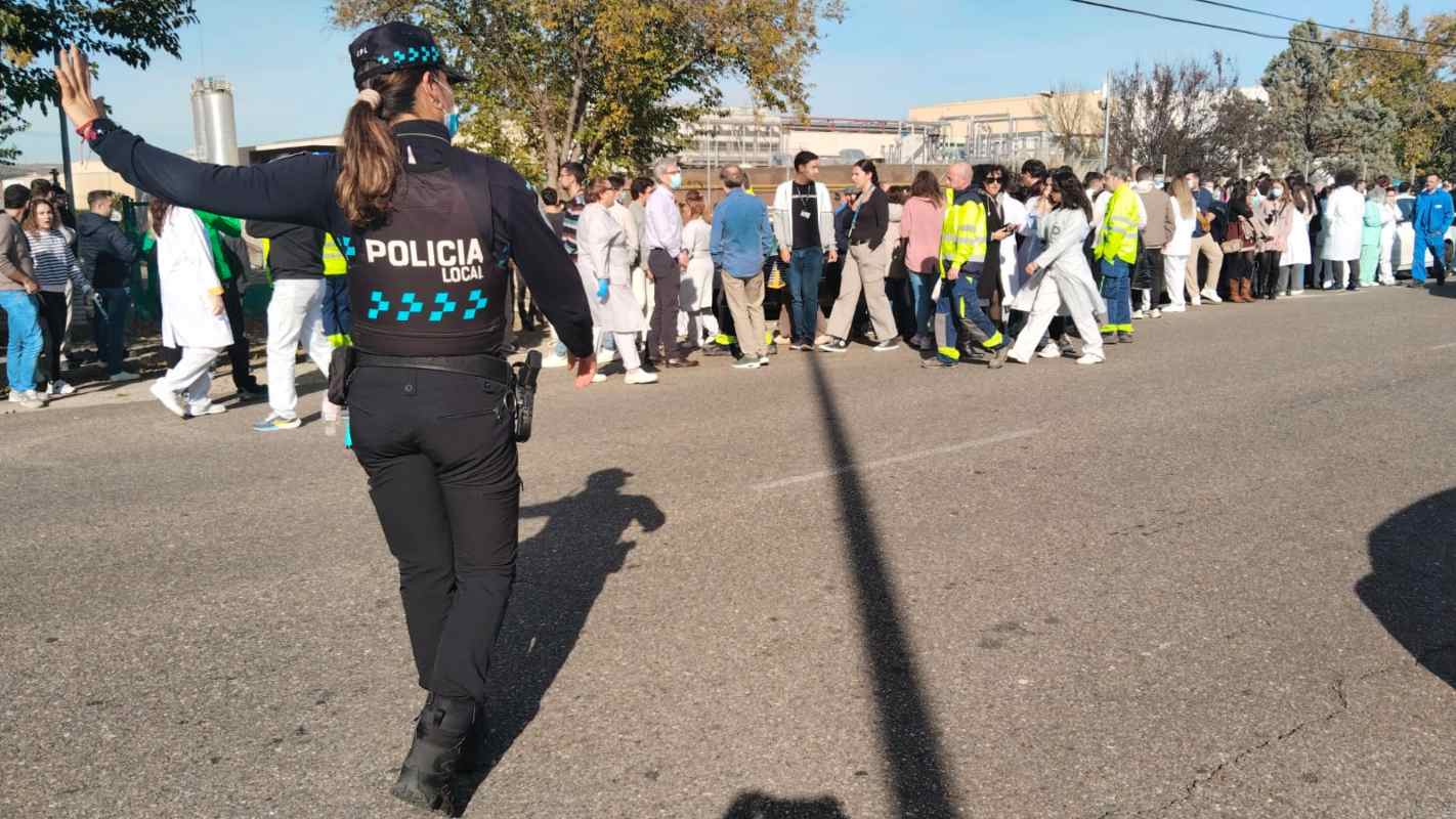 El personal de las fábricas desalojadas saliendo de la zona donde se ha producido la explosión. Foto: Rebeca Arango.