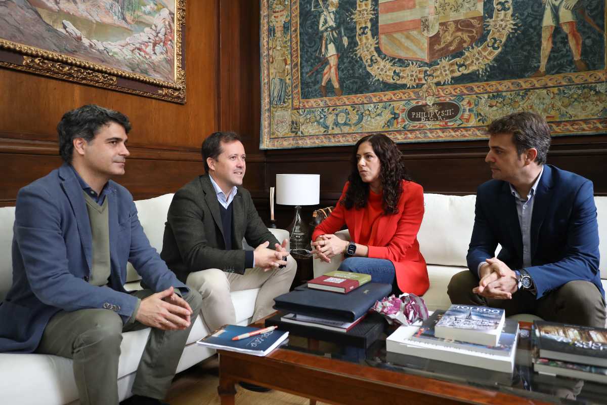 Reunión entre Carlos Velázquez y Noelia de la Cruz.