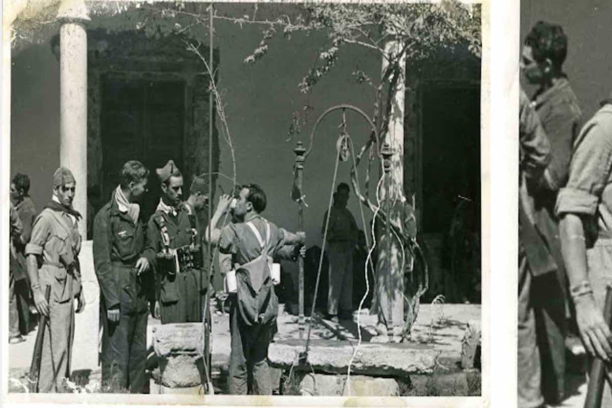 Milicianos, granaderos y un piloto extranjero en el claustro del Museo de Santa Cruz en Toledo durante el asedio del Alcázar. Colección Vincent Doherty. *A la izquierda, el fotógrafo Robert Capa / Foto: Blog Toledo GCE. Fotografía histórica de la Guerra Civil.