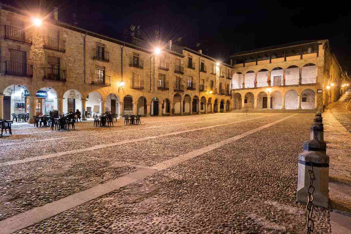 Imagen de Sigüenza de noche . ©Turismo Castilla-La Mancha, David Blázquez.