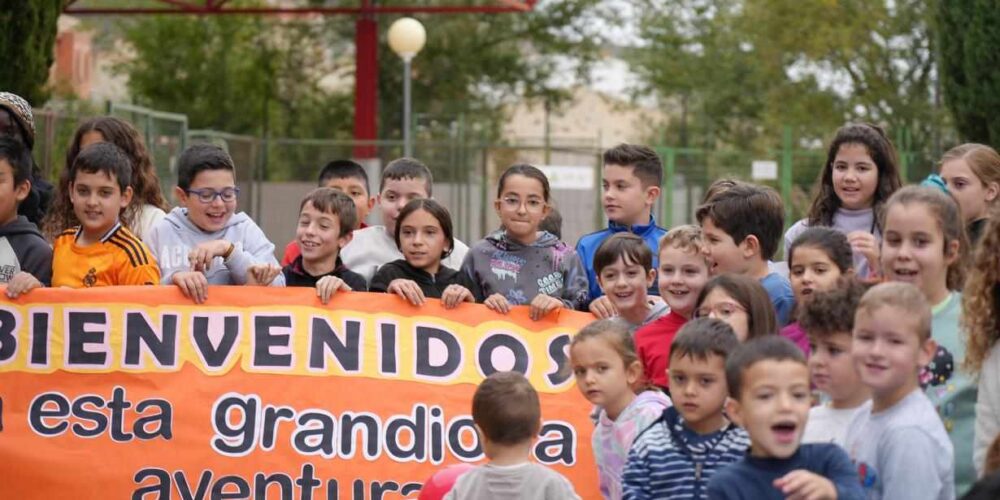 Alumnos de Socovos recibiendo a los escolares de Letur.