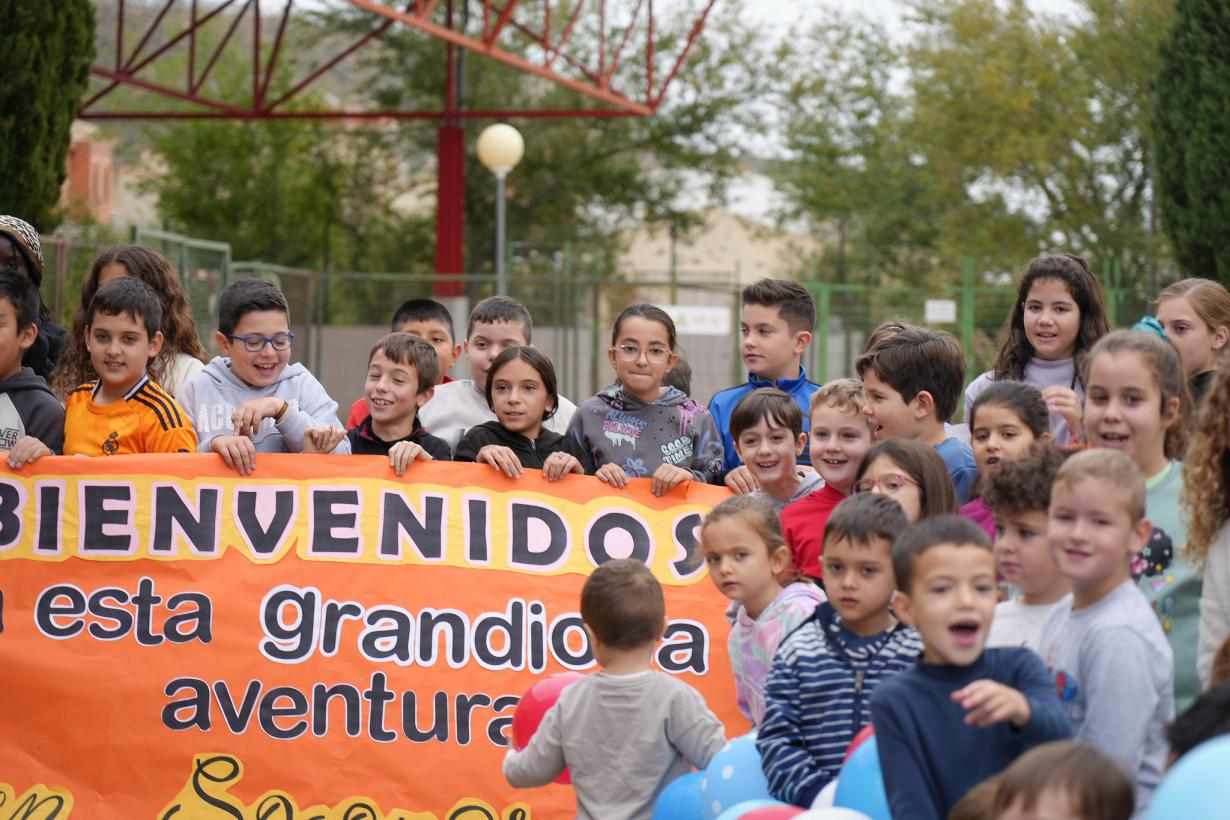 Alumnos de Socovos recibiendo a los escolares de Letur.