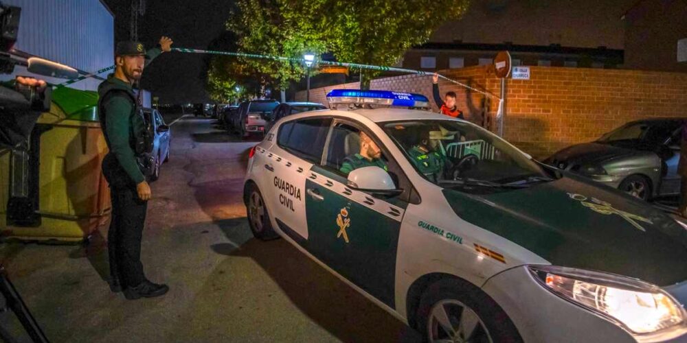 Efectivos de la Guardia Civil en el lugar de los hechos. Foto: EFE/Ángeles Visdómine.