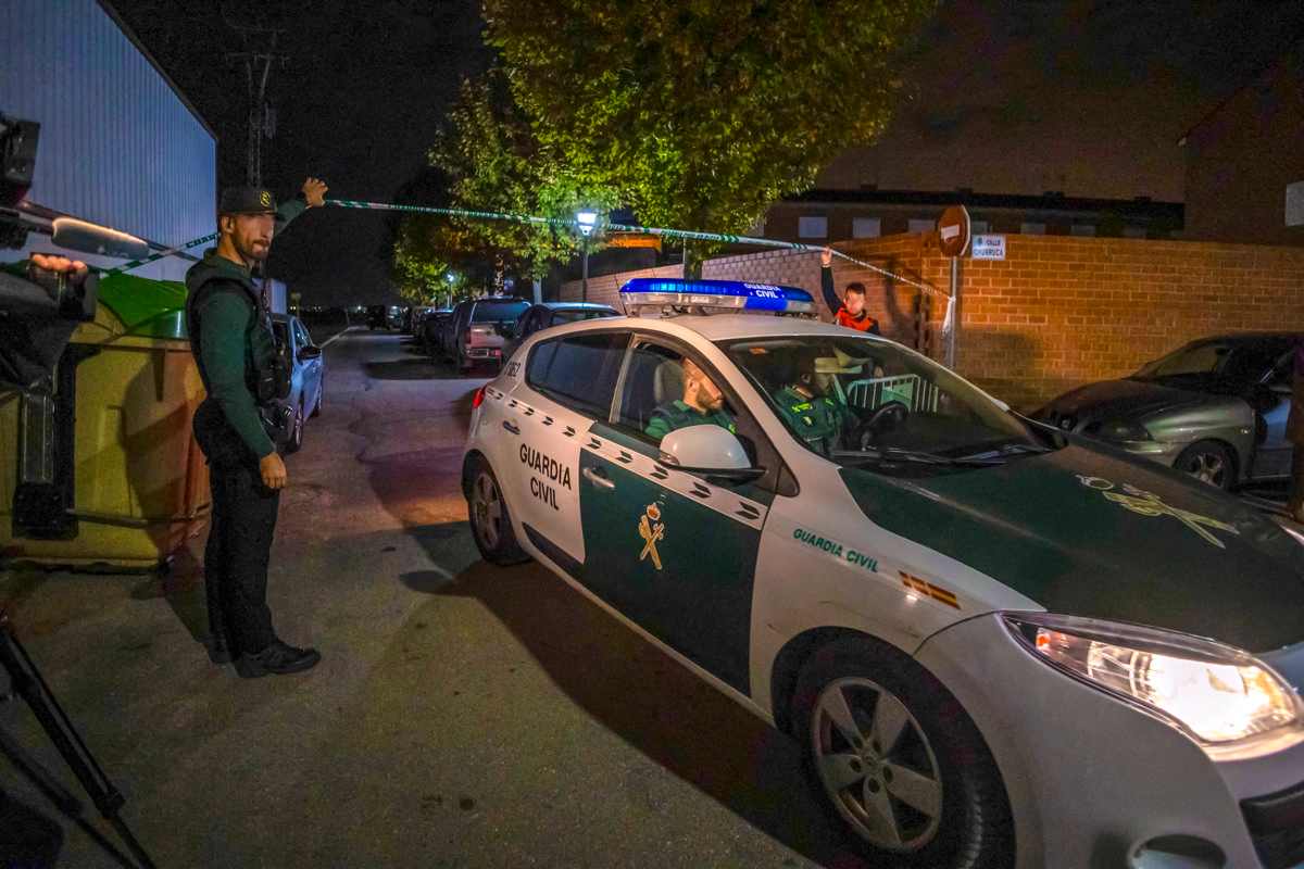 Efectivos de la Guardia Civil en el lugar de los hechos. Foto: EFE/Ángeles Visdómine.