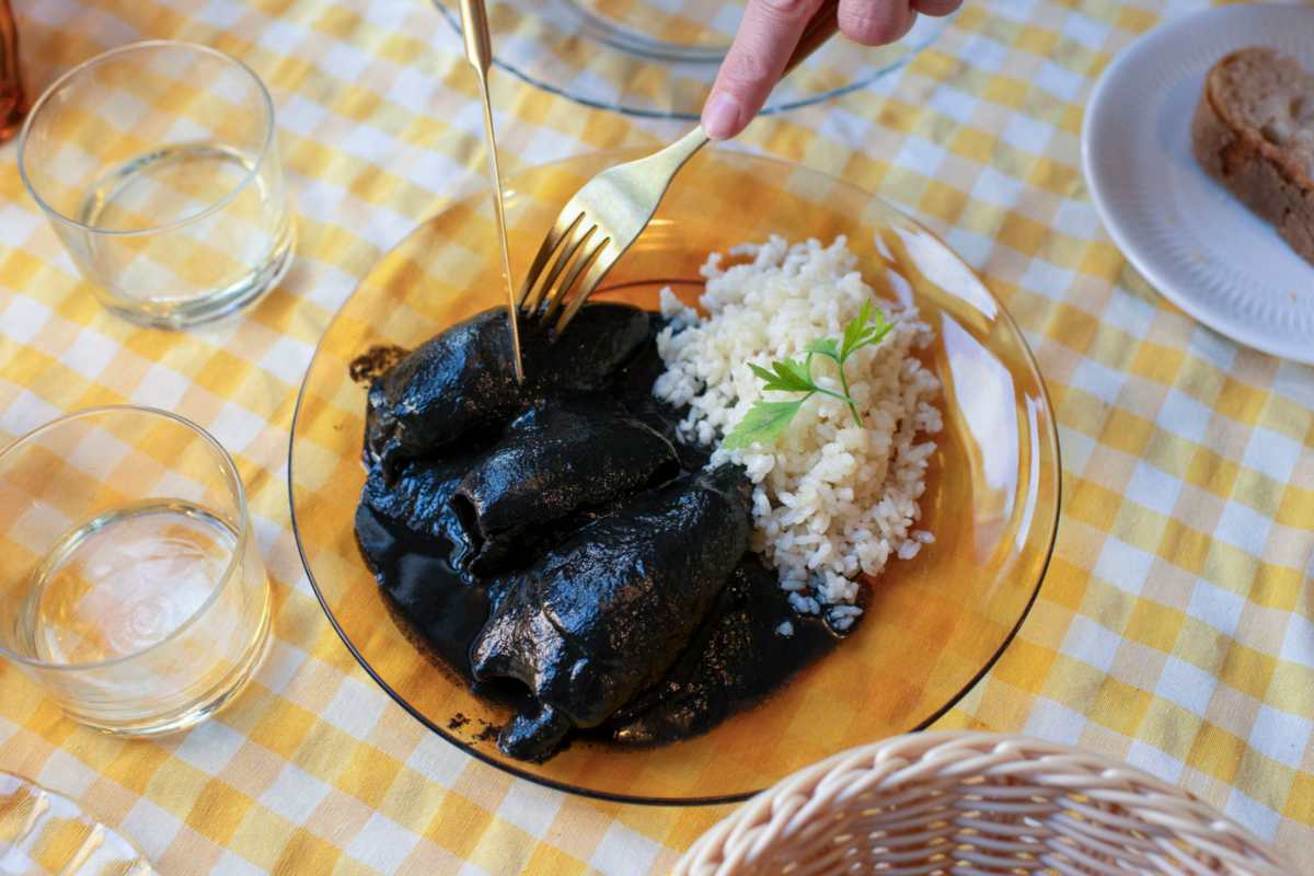 Chipirones en su tinta con arroz blanco y vajilla de Duralex en el ‘Txakoli del Paladar’, dirigido por Zuriñe García en Portugalete (Bizkaia). Foto: Sofía Moro.