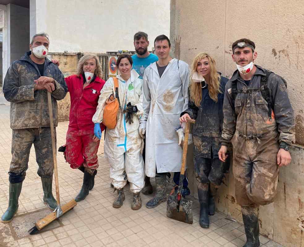 Voluntarios de Cuenca en las tareas contra el lodo en Valencia.