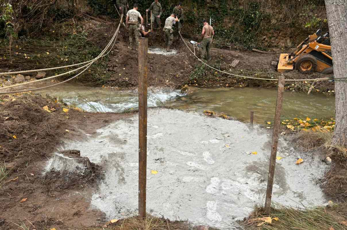 Imagen de la pasarela peatonal que se está construyendo en Landete.