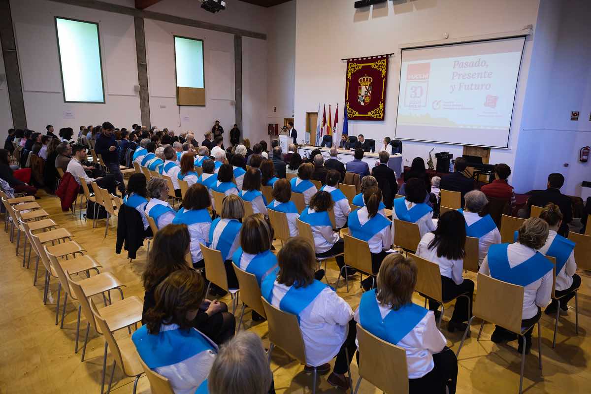 Vista general de los asistentes al institucional por el 30 aniversario de la Universidad de Castilla-La Mancha en Talavera de la Reina este lunes. EFE/Manu Reino